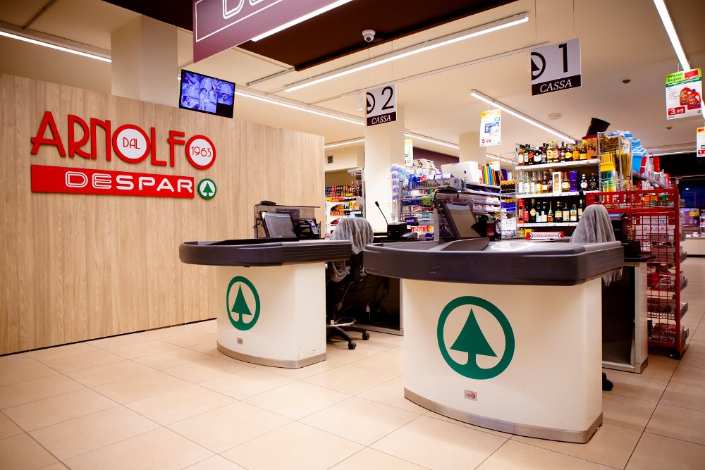 Area casse del supermercato con logo Arnolfo dal 1963