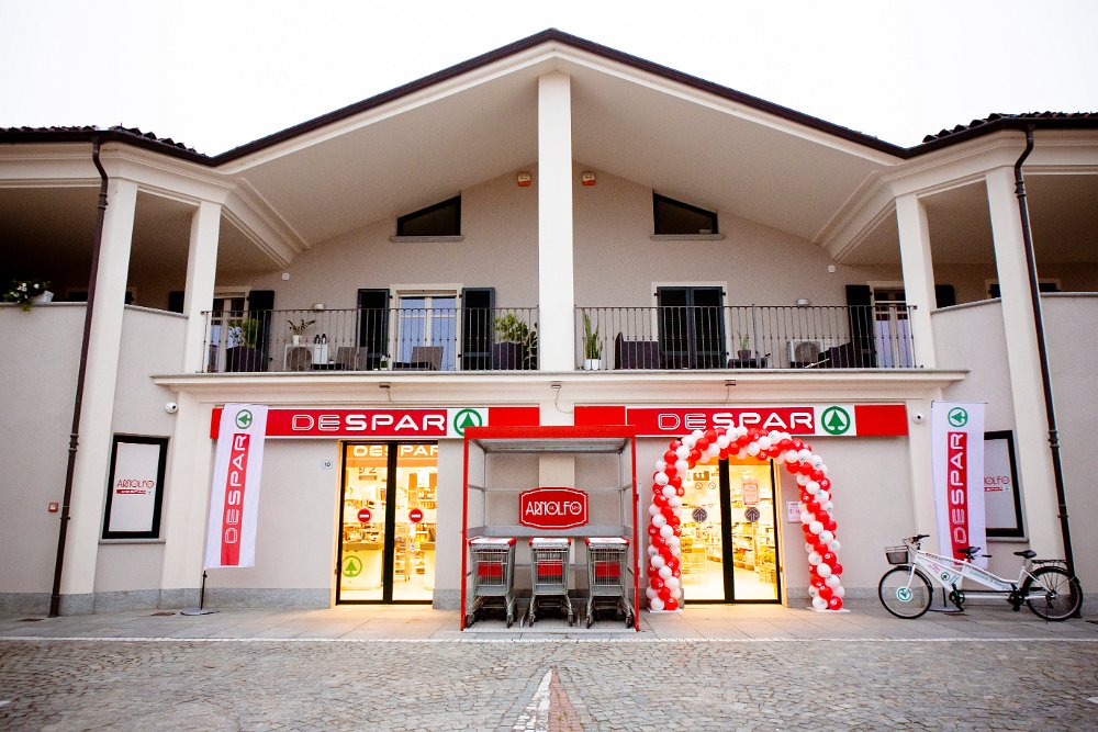 Ingresso del supermercato Arnolfo con portico e insegna Despar