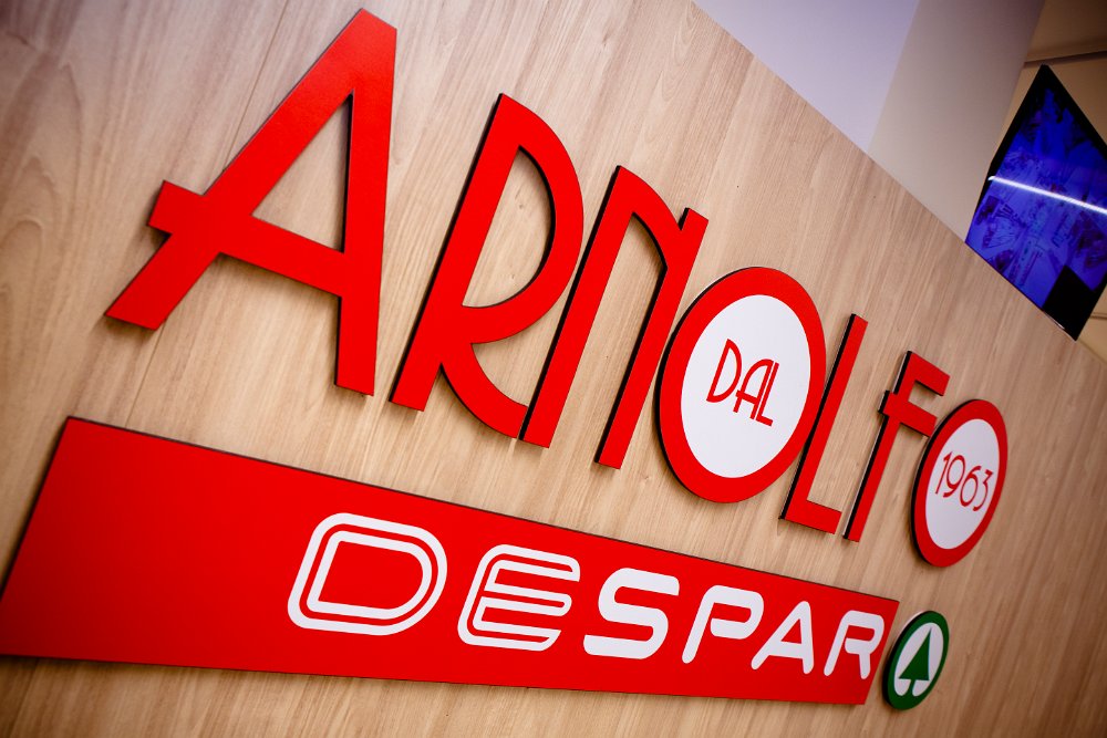 Logo Arnolfo dal 1963 Despar sul muro del supermercato