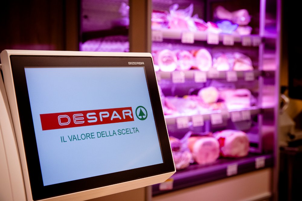 Bilancia digitale Despar con reparto gastronomia sullo sfondo