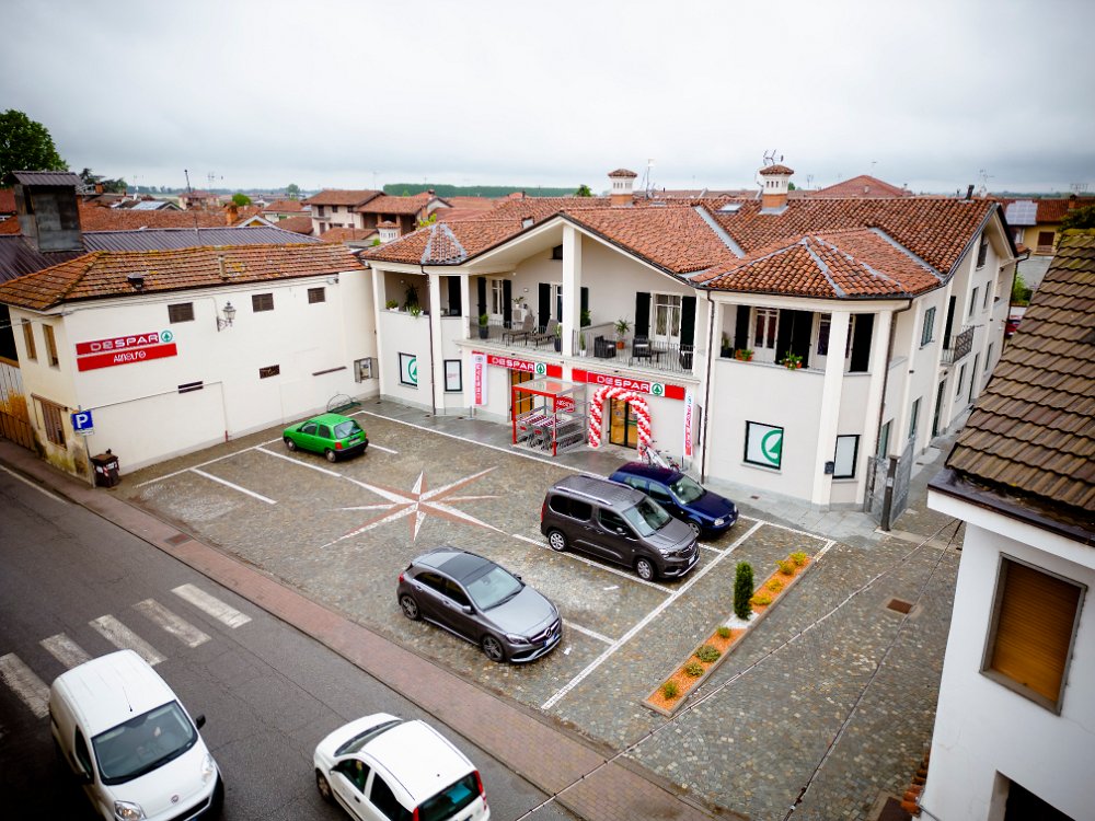 Vista aerea del supermercato Arnolfo e piazza di Monasterolo di Savigliano