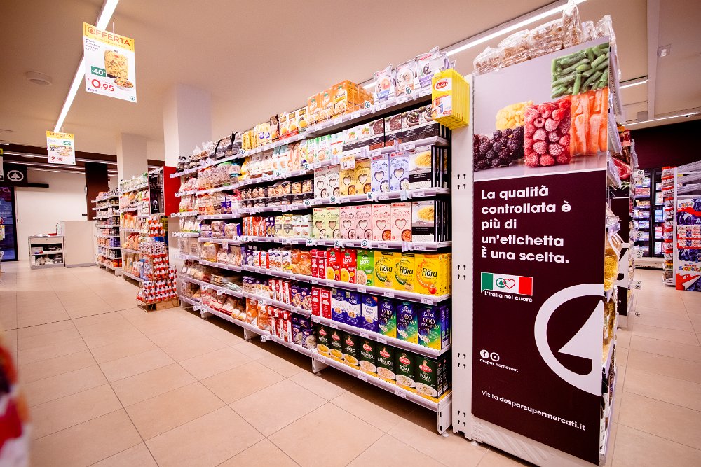 Corsia del supermercato Arnolfo ben fornita con prodotti Despar