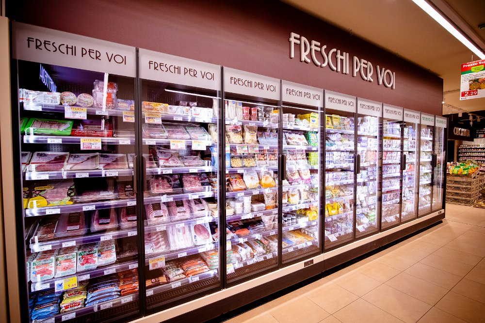 Reparto freschi con latticini, formaggi e prodotti refrigerati