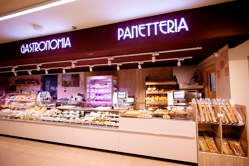 Reparto gastronomia e panetteria con pane fresco e prodotti da forno