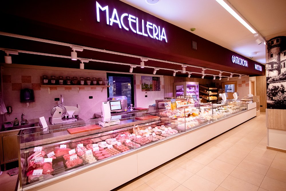 Reparto macelleria con bancone carni fresche