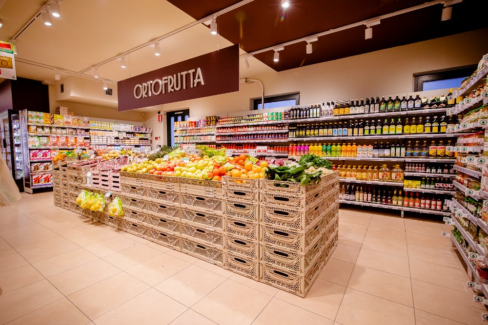 Vista ampia del reparto ortofrutta e bevande
