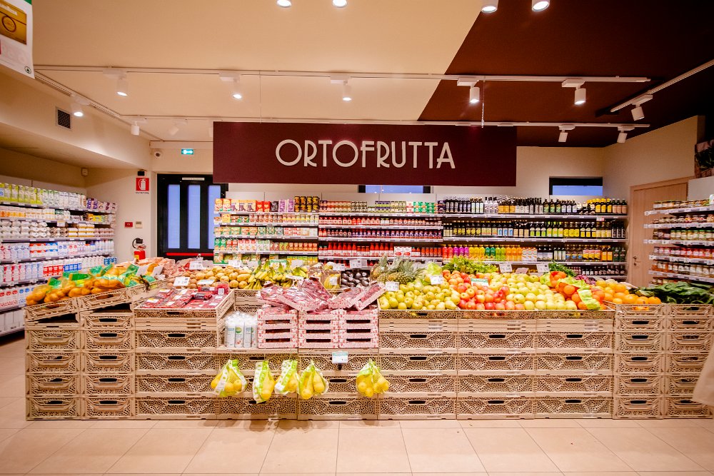 Reparto ortofrutta con frutta e verdura fresca in cassette di legno